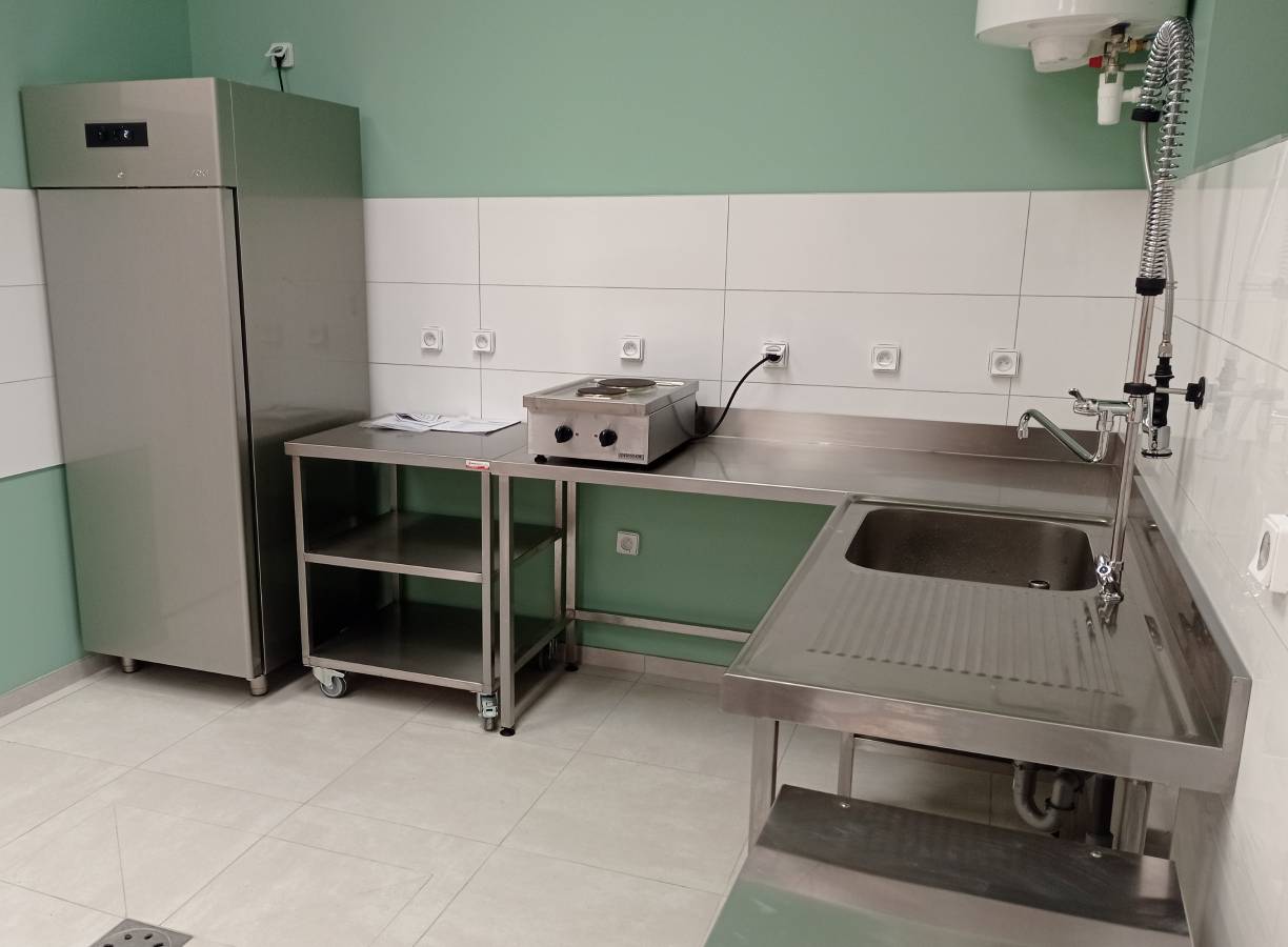 Fourniture et installation par Maison Patay d'un office de réchauffage dans la nouvelle salle des fêtes de Chirassimont (Loire).